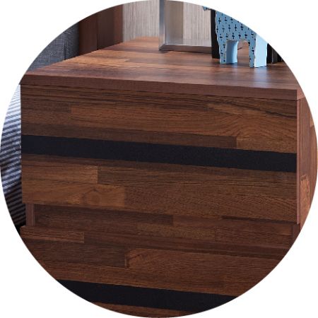 Obdélníkový dvoupatrový odkládací stolek se zásuvkami.